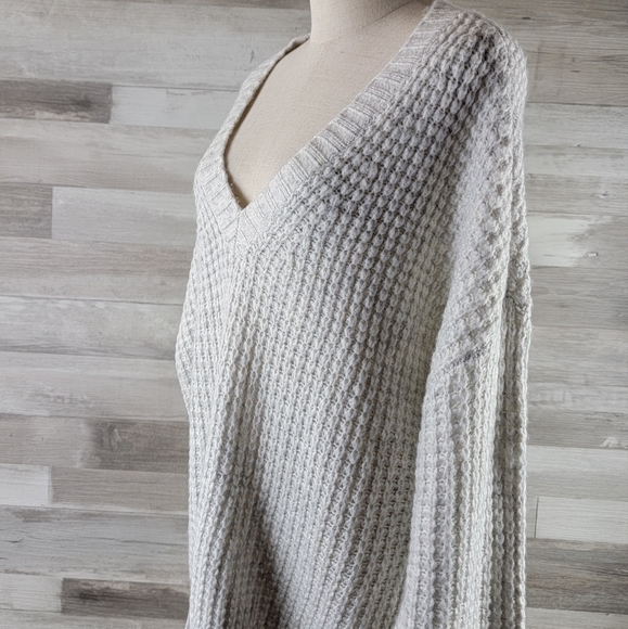 American Eagle Oversized Knit V Neck Light Gray Melange Sweater Large NWT - Picture 14 of 16